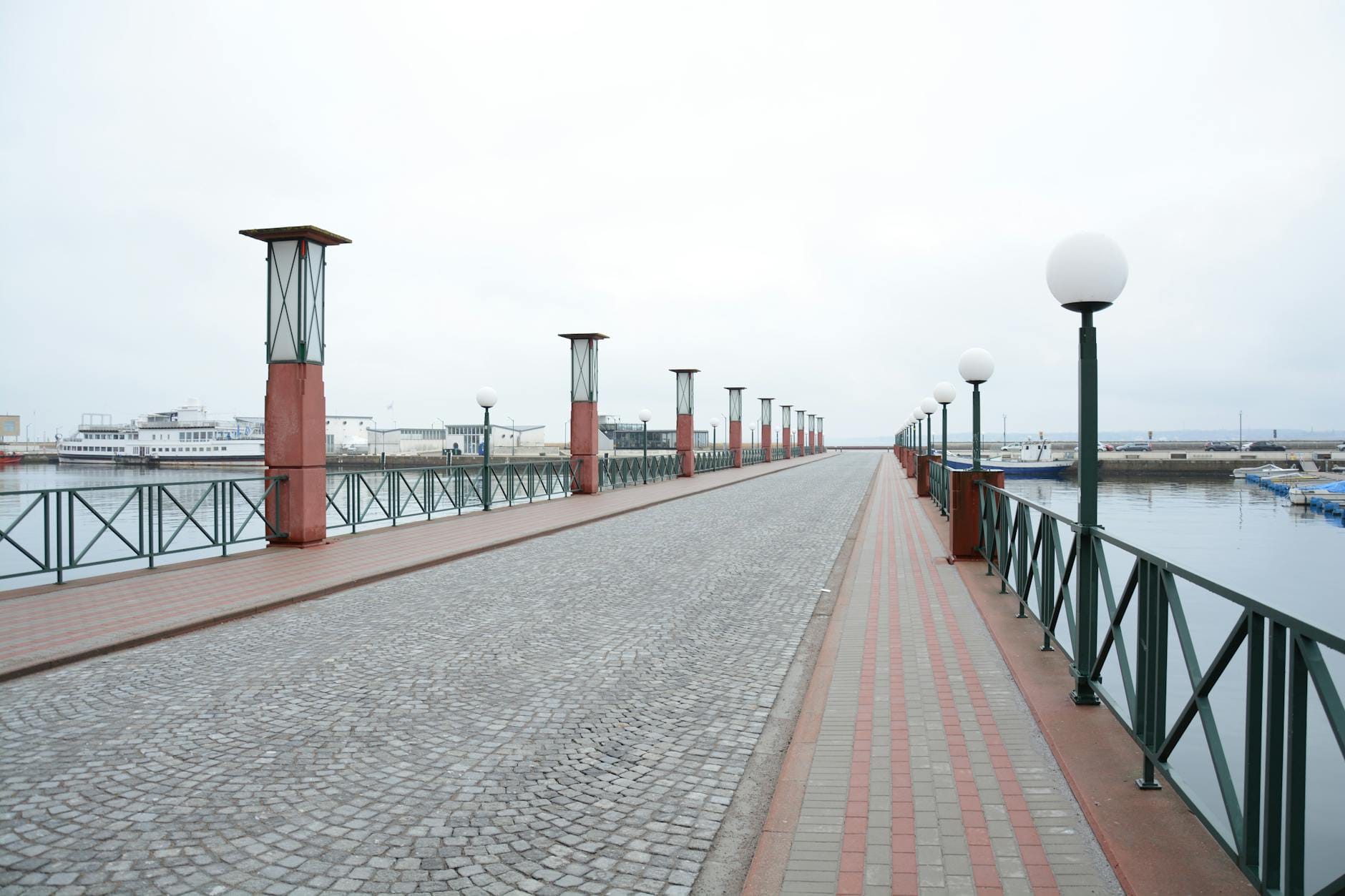Gdynia bez tłumów: jak zwiedzać miasto poza sezonem wakacyjnym Pusta nadmorska promenada w Gdyni w pochmurny dzień