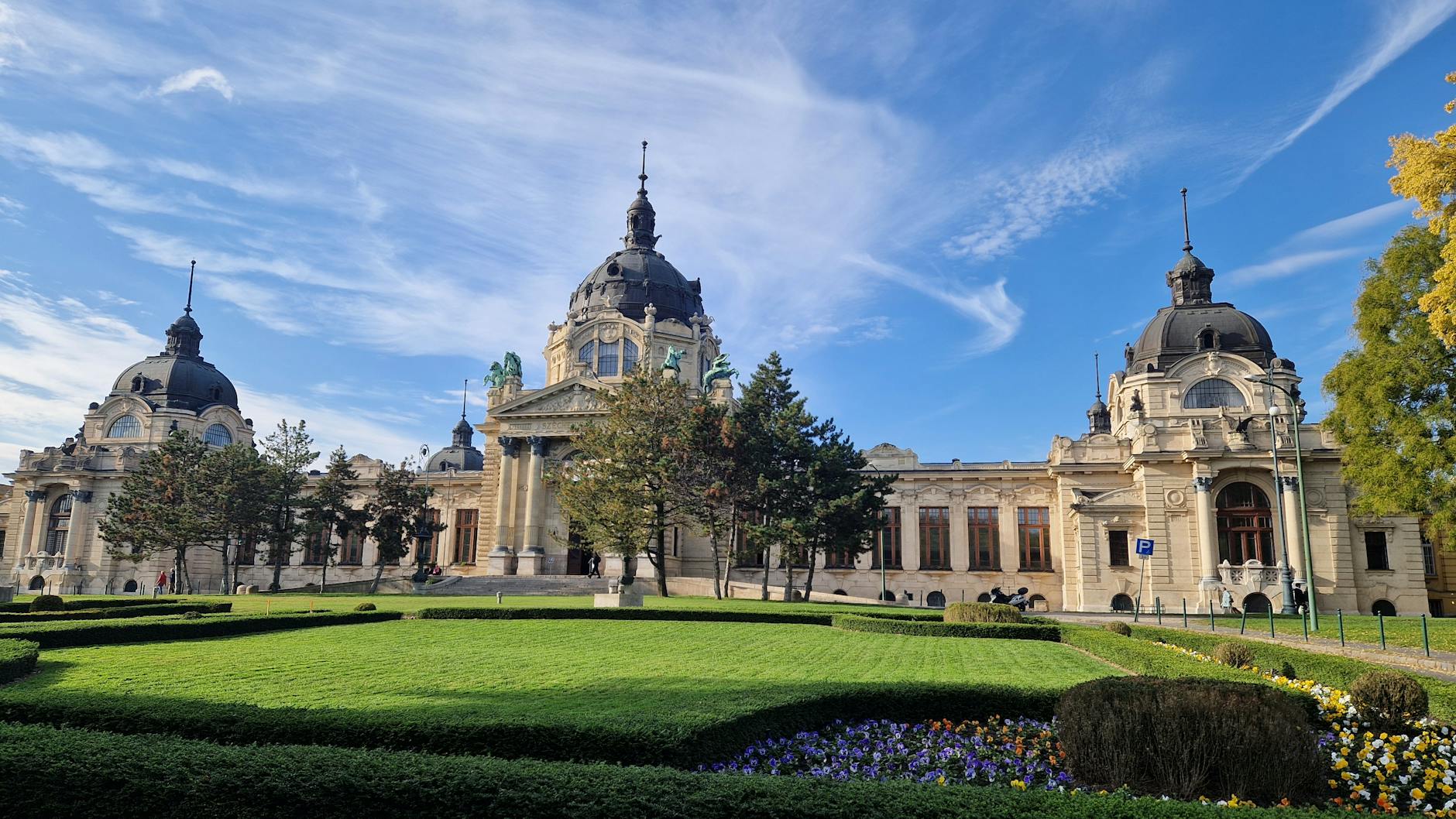 Kompleks basenów termalnych Széchenyi w słoneczny dzień w Budapeszcie